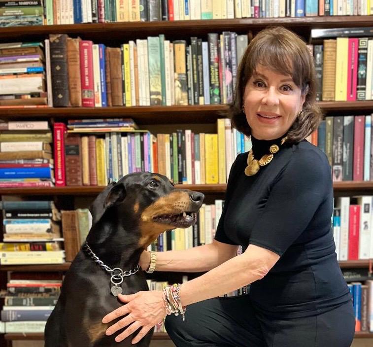 Hortensia Castañeda-Hidalgo con su doberman, símbolo de su calidez y cercanía personal